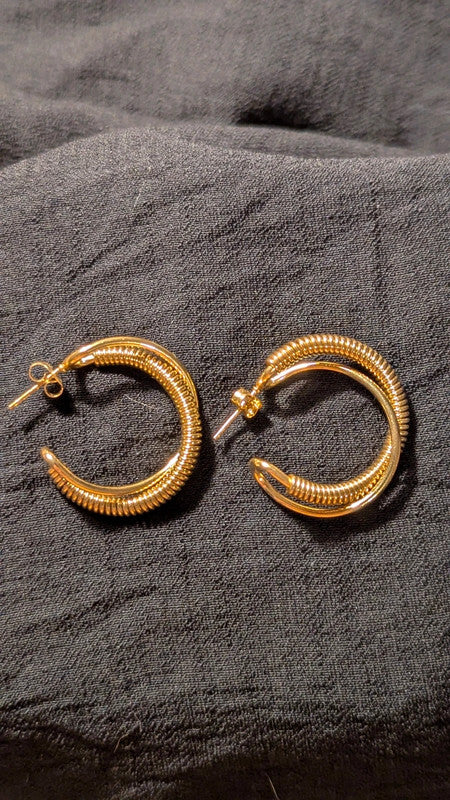 Créoles Texturées Dorées - Boucles d'Oreilles Tendance et Élégantes
