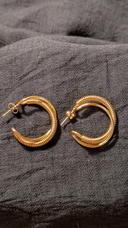 Créoles Texturées Dorées - Boucles d'Oreilles Tendance et Élégantes
