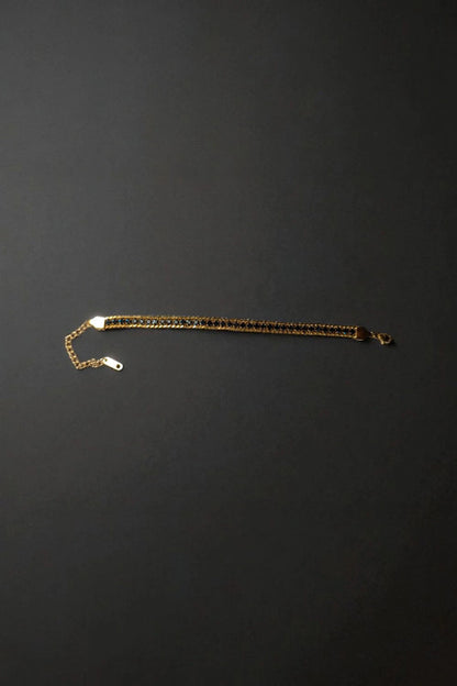 Bracelet "Éclat Mystérieux" : Chaîne Tressée Dorée et Perles Bleu nuit Profondes